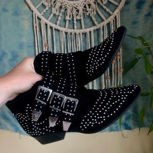 QUPID Studded Booties💎